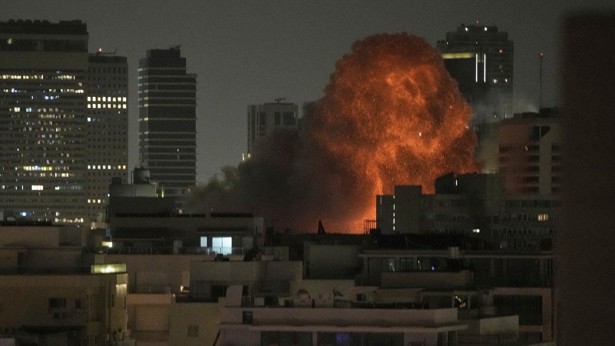 इजरायली हमलों के बाद ईरान भी अब इजरायल पर मिसाइलें दाग रहा है (फोटो- AP)