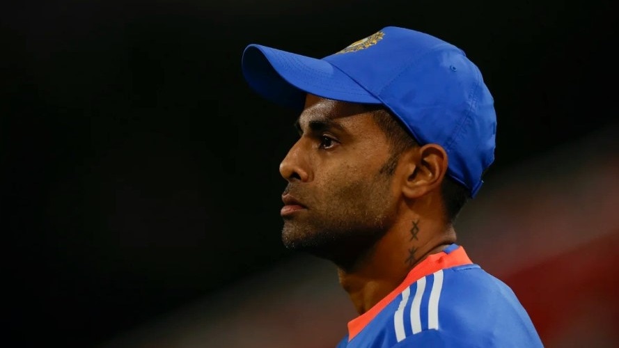 Suryakumar Yadav Hernia:  सूर्यकुमार यादव को हुई ये बड़ी द‍िक्कत, इंग्लैंड के ल‍िए रवाना, हो सकती है सर्जरी