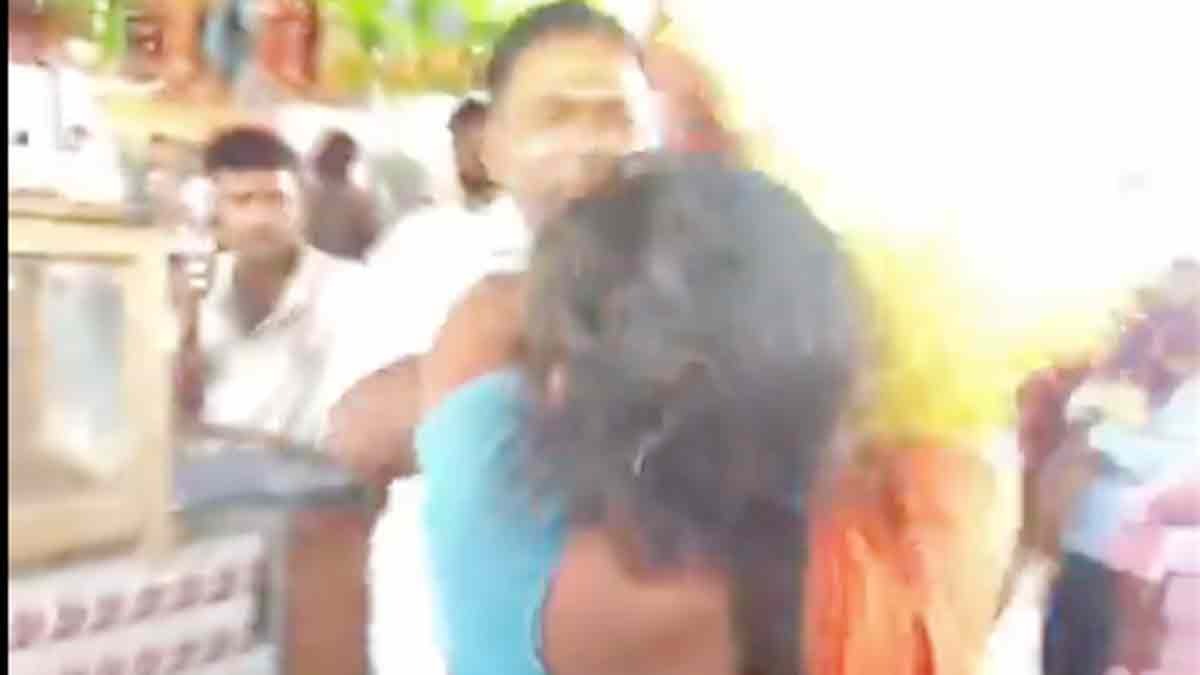 बुजुर्ग महिला को धक्का देकर नीचे गिराया 