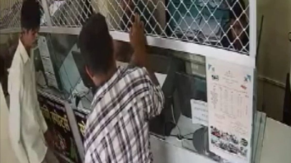 ई-मित्र सेंटर पर युवक को आया हार्ट अटैक. (Video Grab)