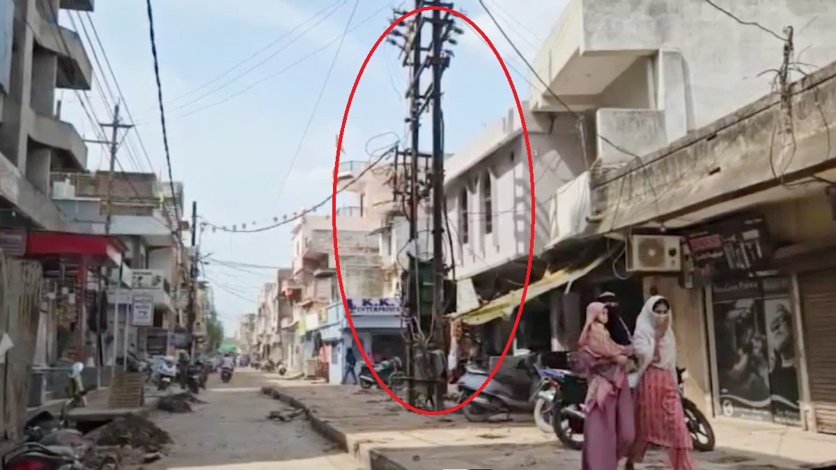 सड़क के बीच में लगा ट्रांसफार्मर. 