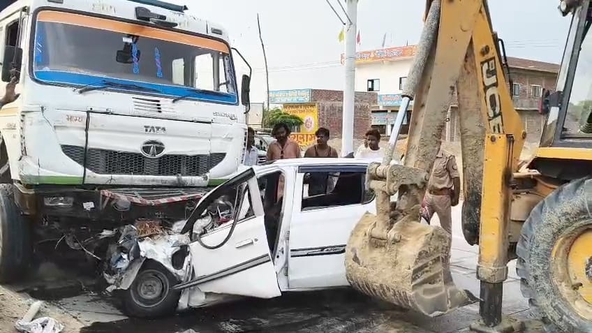 हादसे के बाद कार के उड़े परखच्चे