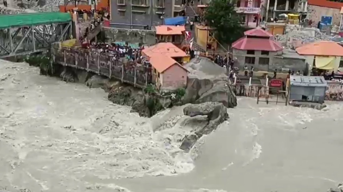 बद्रीनाथ में बढ़ा अलकनंदा नदी का जलस्तर