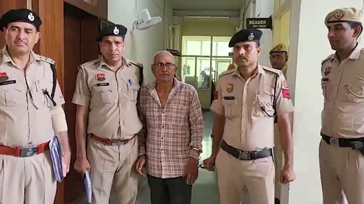 पुलिस की गिरफ्त में आरोपी. (Screengrab)