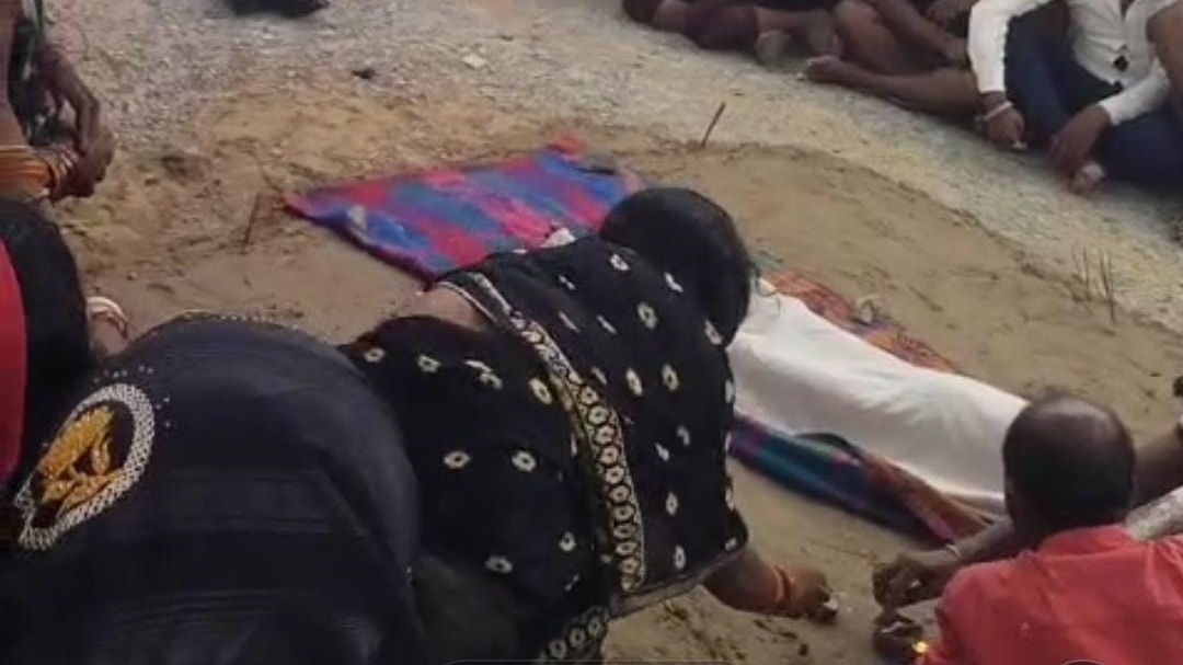 कब्र से निकाला शव.