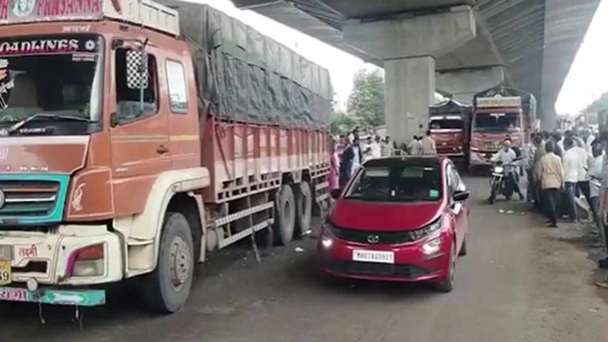 सड़क पार करते हुए ट्रक के नीचे आई बुजुर्ग महिला