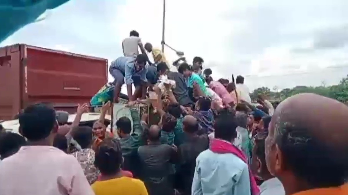 मुर्गियां लूटने के लिए उमड़ी लोगों की भीड़