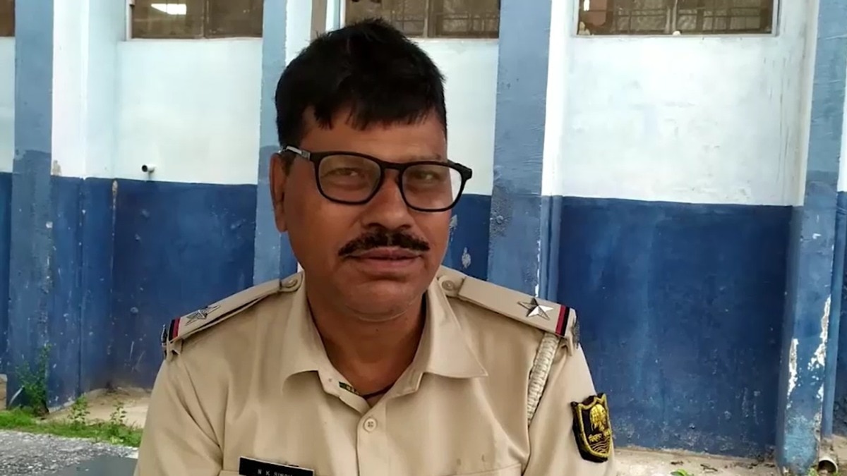 खगड़िया डबल मर्डर के बारे में जानकारी देते पुलिस अधिकारी