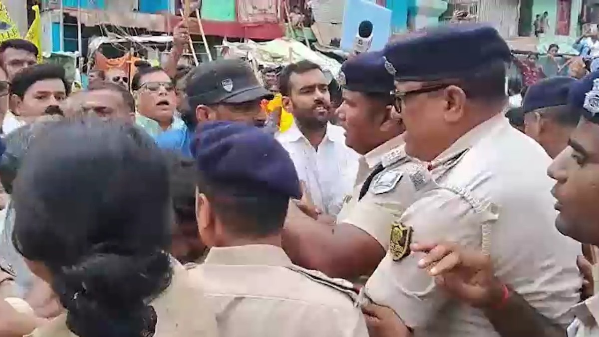 स्वास्थ्य मंत्री मंगल पांडे के आवास के घेराव के दौरान बवाल