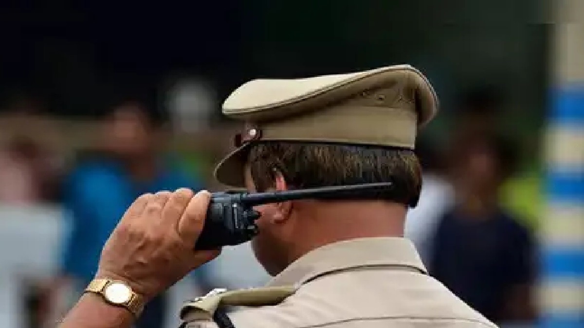 पुलिस बनकर शख्स से छीने 50 लाख