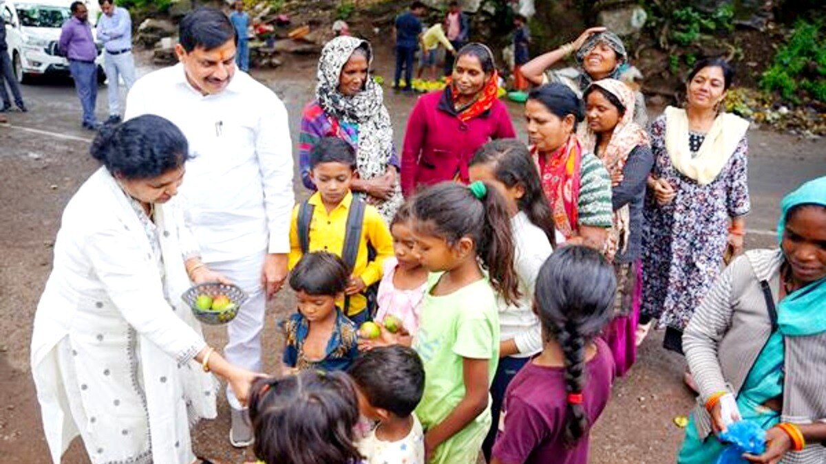 CM मोहन यादव ने खरीदे आम.