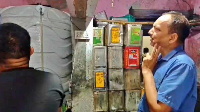 अमरोहा के एक गोदाम में छापेमारी के दौरान 