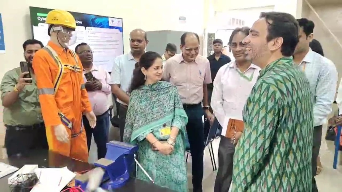 स्किल इंडिया इंटरनेशनल सेंटर का निरीक्षण करते जयंत चौधरी.