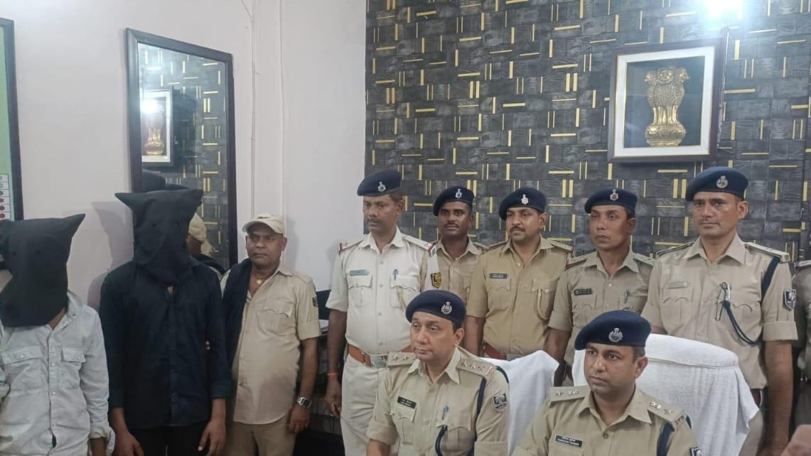 पुलिस की गिरफ्त में आरोपी.