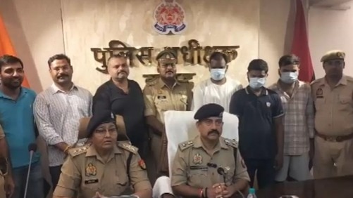 पुलिस की गिरफ्त में आरोपी.