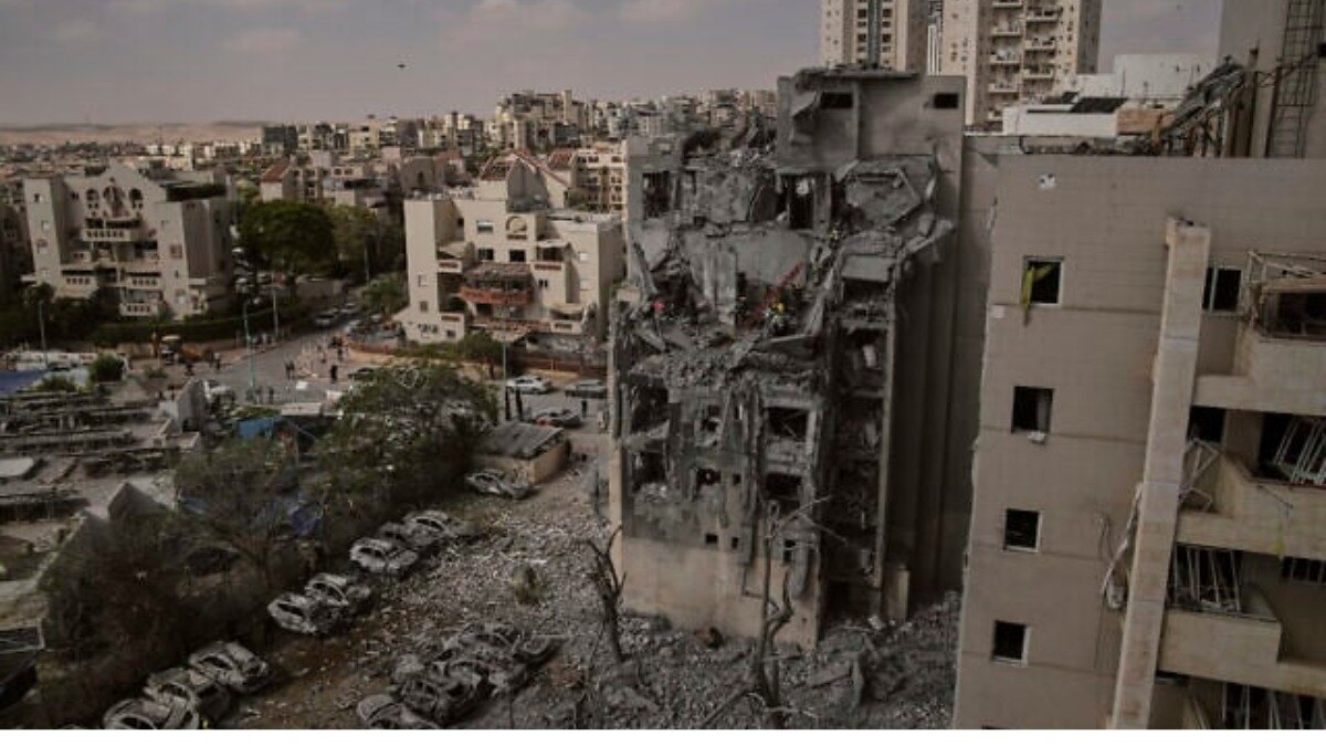 ईरानी हमले में क्षतिग्रस्त हुई इमारत. 