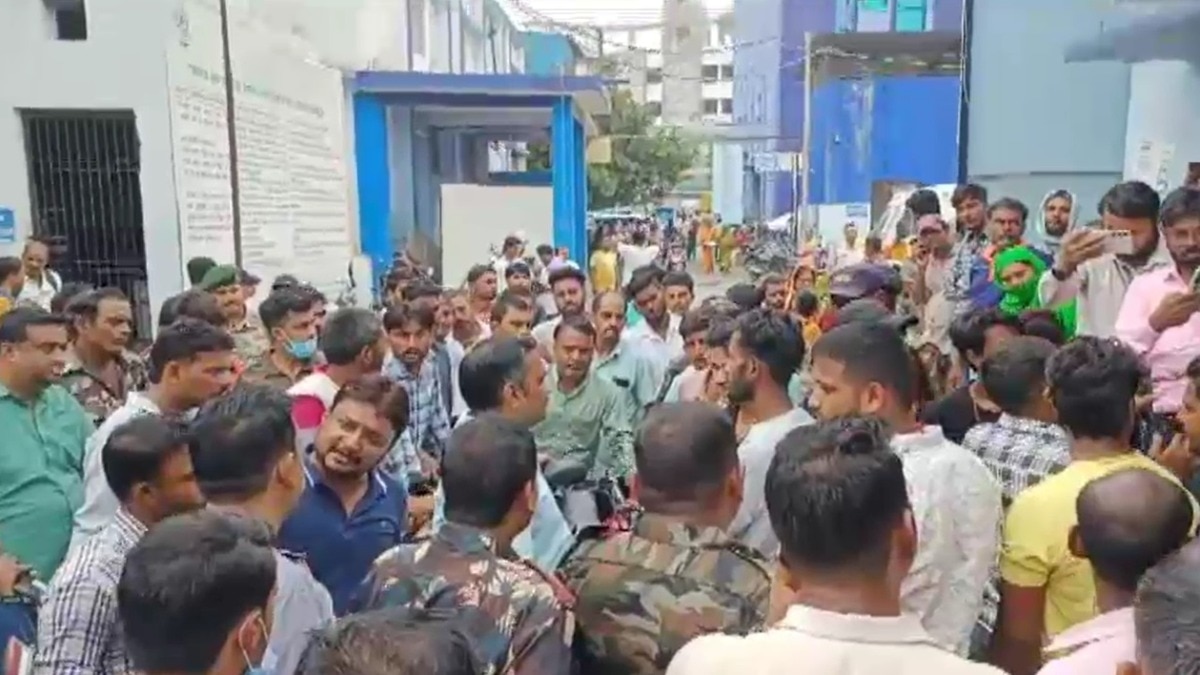 सदर अस्पताल में प्रसूता की मौत से गुस्साए परिजनों ने किया हंगामा