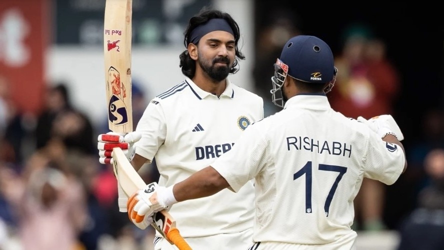  KL Rahul gets a hug from Rishabh Pant after completing his century.