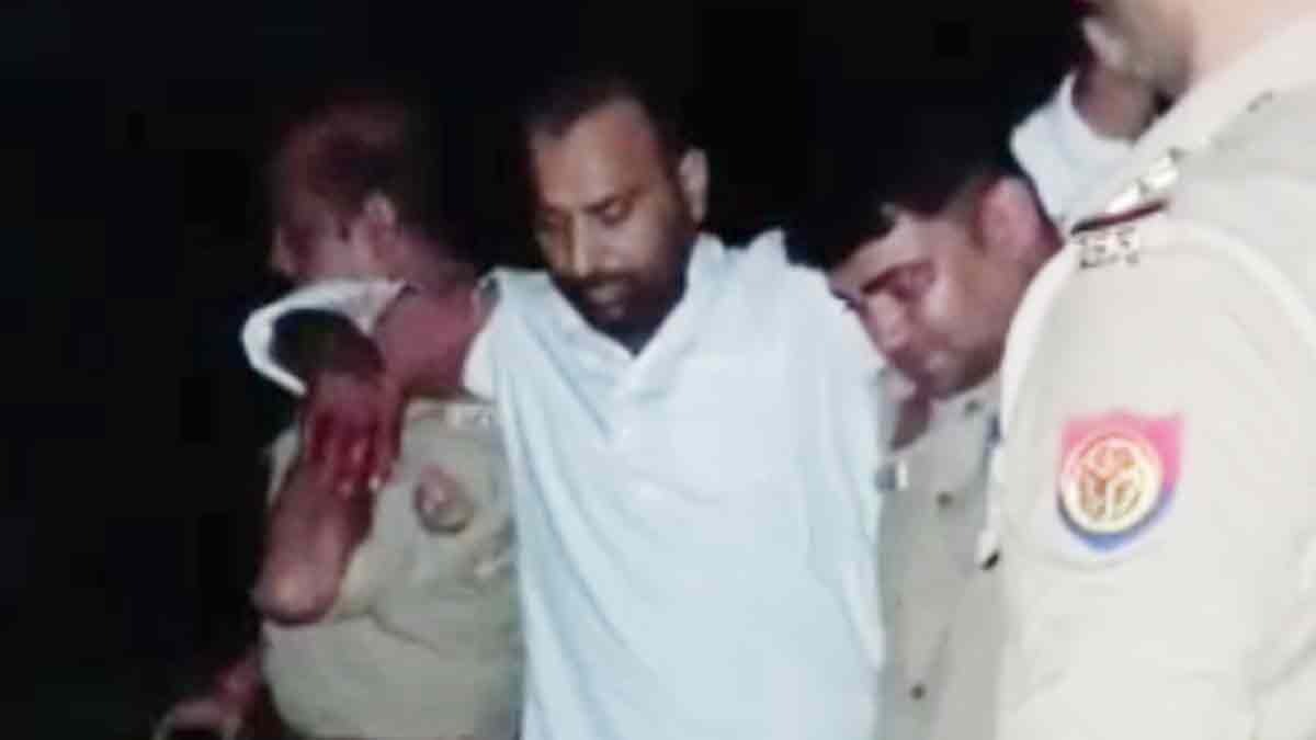 एनकाउंटर के बाद इनामी बदमाश गिरफ्तार