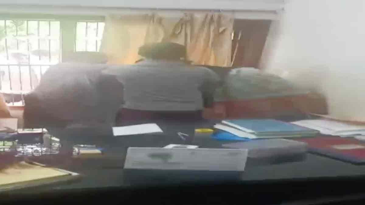 पति की प्रेमिका को पत्नी ने पीटा 