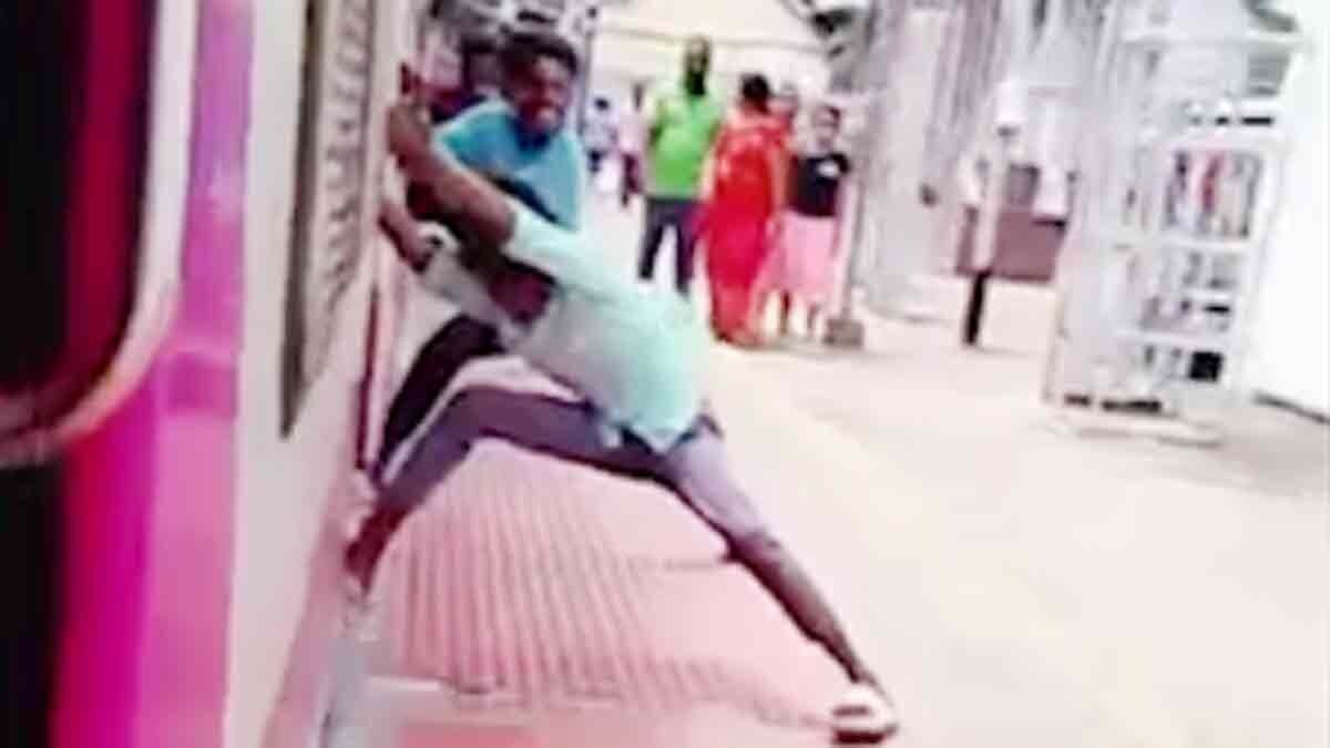 चलती ट्रेन में खतरनाक स्टंट करते युवक