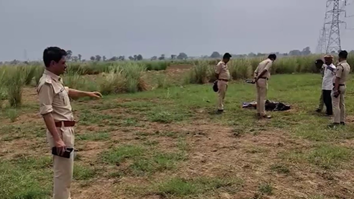 हाईवे के किनारे झाड़ी से मिला महिला का अधजला शव