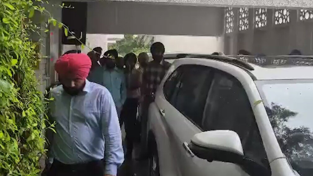 SAD नेता बिक्रम मजीठिया के घर पर पुलिस और विजिलेंस की छापेमारी.