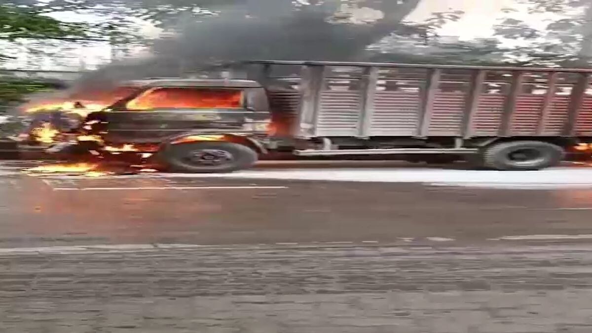 आग में जलता ट्रक. (Screengrab)