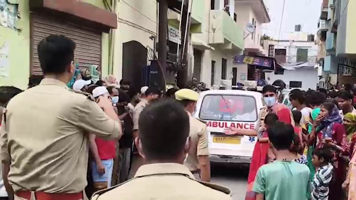 सूचना के बाद मौके पर पहुंची पुलिस. (Screengrab)