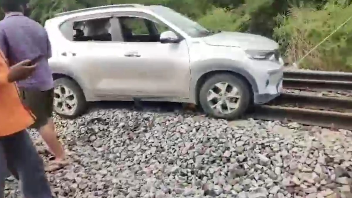 रेलवे ट्रैक पर युवती ने चलाई कार.