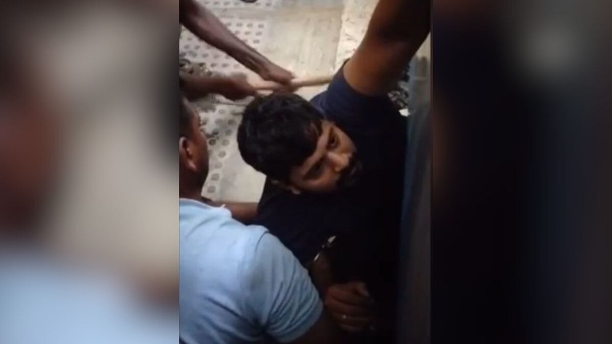 तमिल नाडु: ट्रेन रुकने से पहले चढ़ने लगा युवक, ट्रैक पर फंसा, प्लेटफॉर्म तोड़कर बचाई गई जान