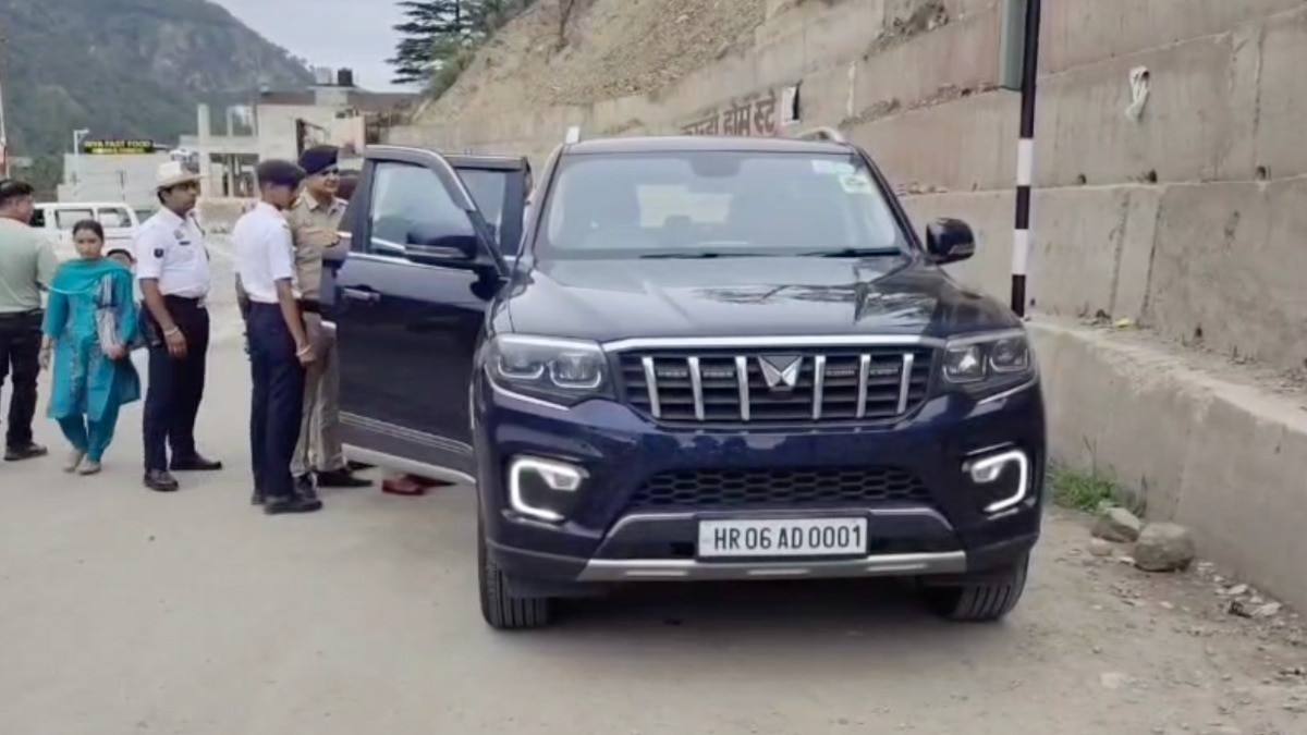 सोलन में फर्जी विधायक, फर्जी पीएसओ और अवैध पिस्टल के साथ महिला समेत तीन हिरासत में
