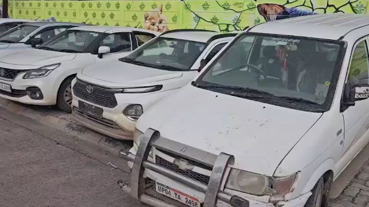 पुलिस ने बरामद कीं कारें. (Screengrab)