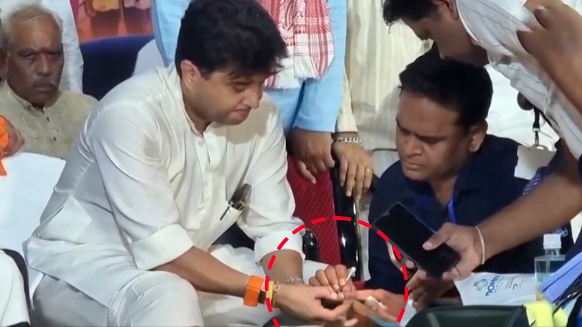 मंच पर ही डॉक्टर ने केंद्रीय मंत्री की अंगुली से मधुमक्खी का डंक निकाला 