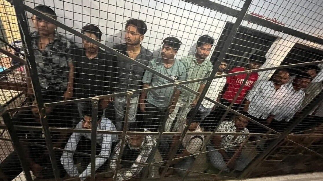 इटावा कथावाचक कांड: 19 बवाली गिरफ्तार, 13 गाड़ियां सीज, गांव में फोर्स तैनात... 'अहीर रेजीमेंट' और 'यादव महासभा' के उपद्रव के बाद एक्शन में पुलिस