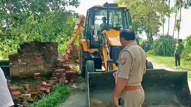 संभल में अवैध मजार ध्वस्त 