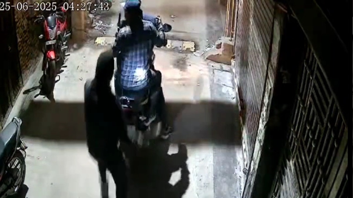 दिल्ली के गोविंदपुरी में बदमाश सीसीटीवी कैमरे में कैद हो गए.