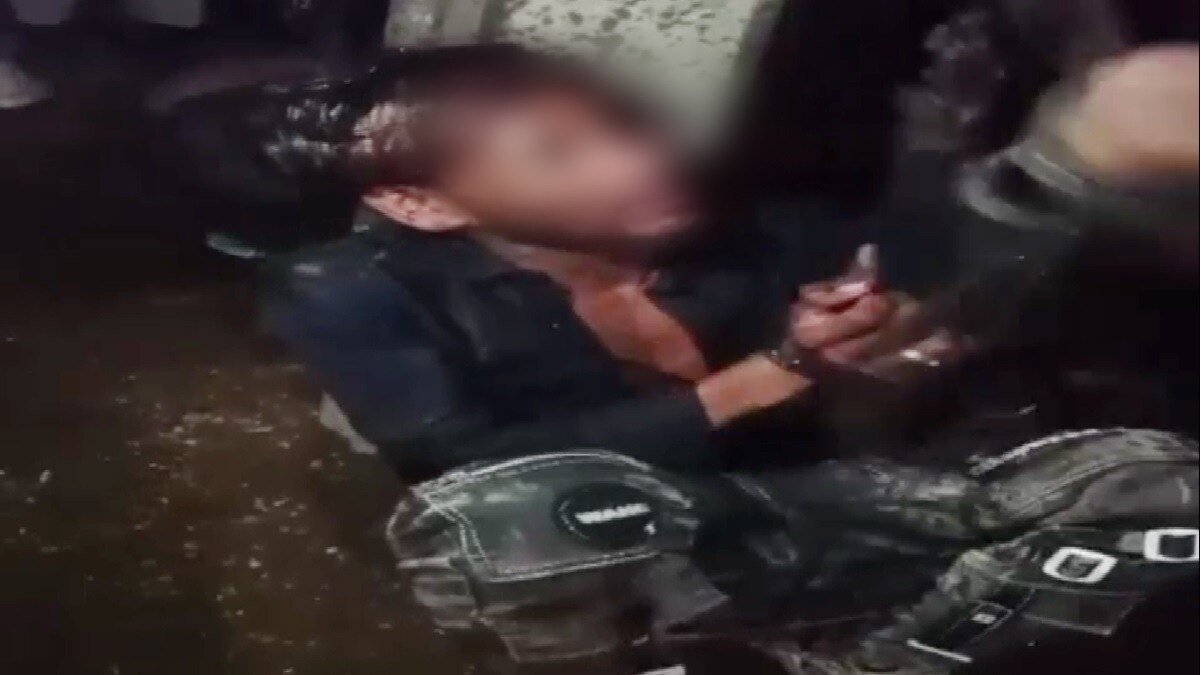 युवकों को खंभे से बांधकर पीटती भीड़.