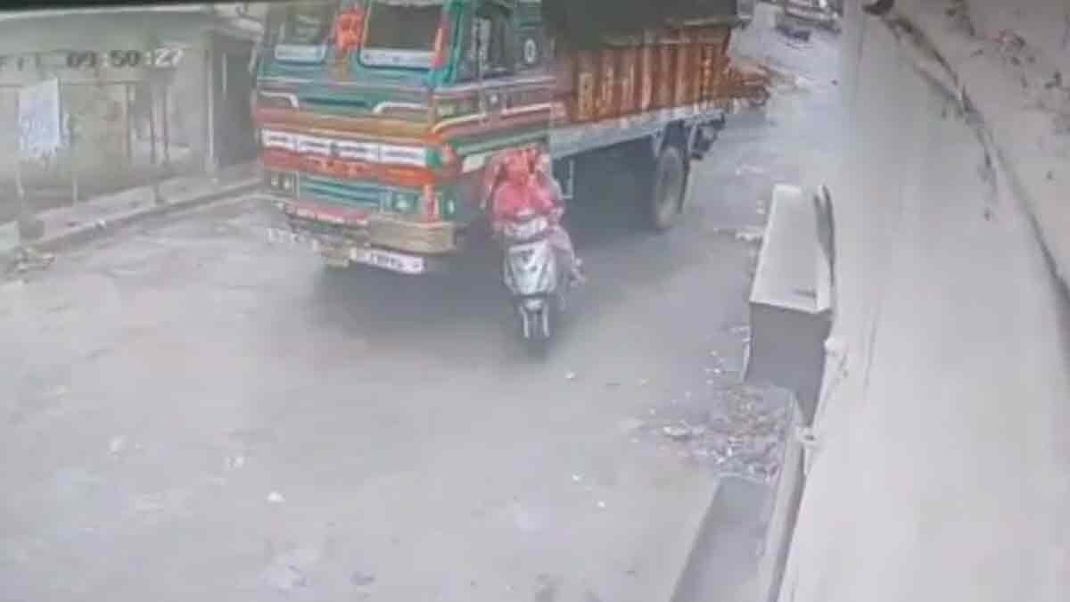 ट्रक ने स्कूटी सवार महिला को कुचला