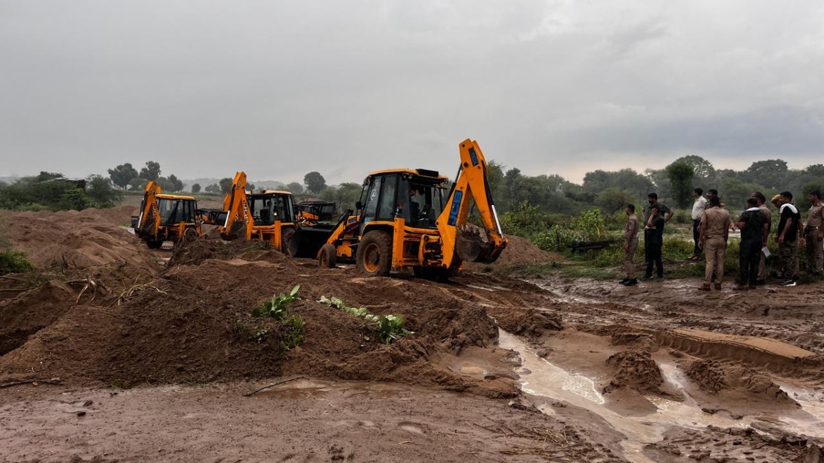 कार्रवाई करती टीम.