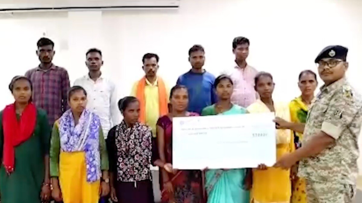 बीजापुर में 13 नक्सलियों ने किया सरेंडर