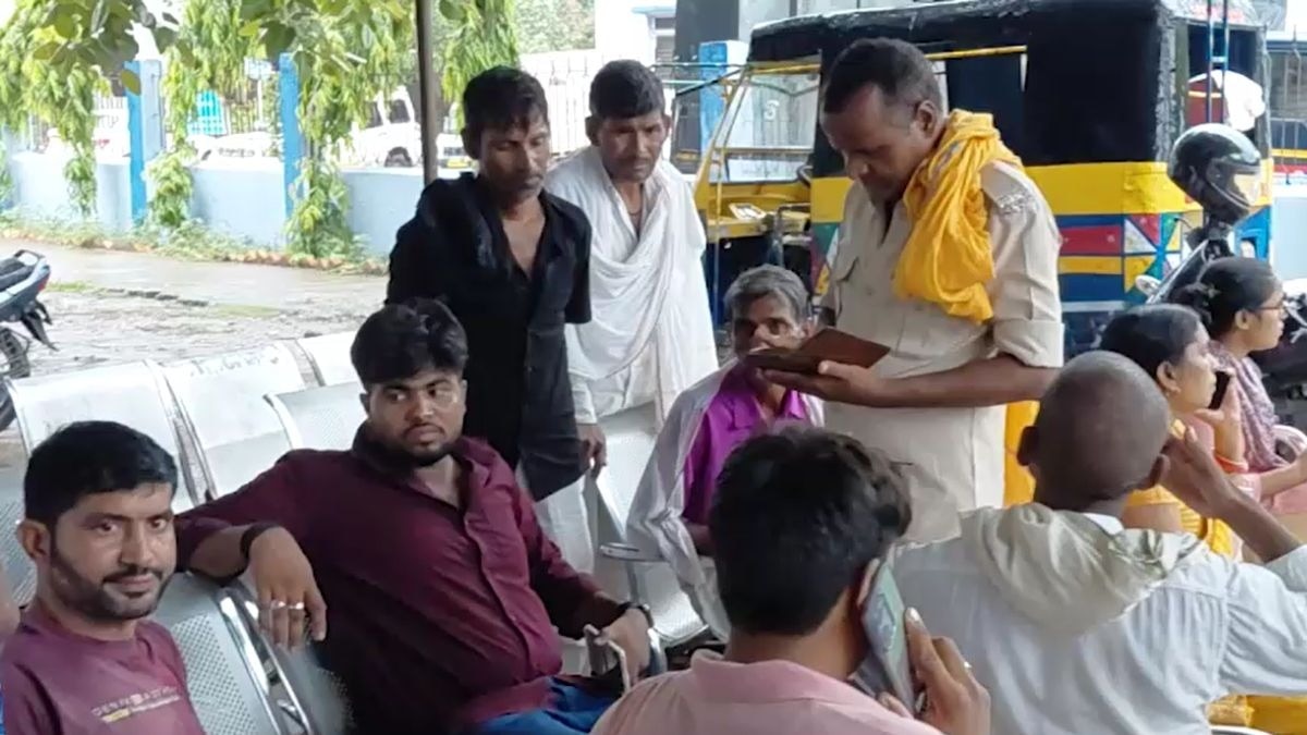 घटना के बाद मौके पर मौजूद लोग. (Screengrab)