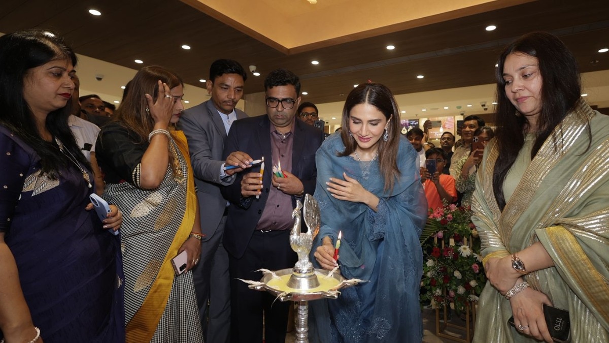 ऐश्प्रा जेम्स एंड ज्वेल्स के नए स्टोर के उद्घाटन में अभिनेत्री वाणी कपूर पहुंचीं