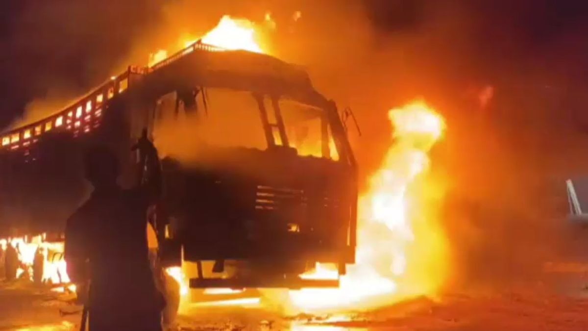 ट्रक और टेम्पो की टक्कर के बाद लगी आग. (Screengrab)