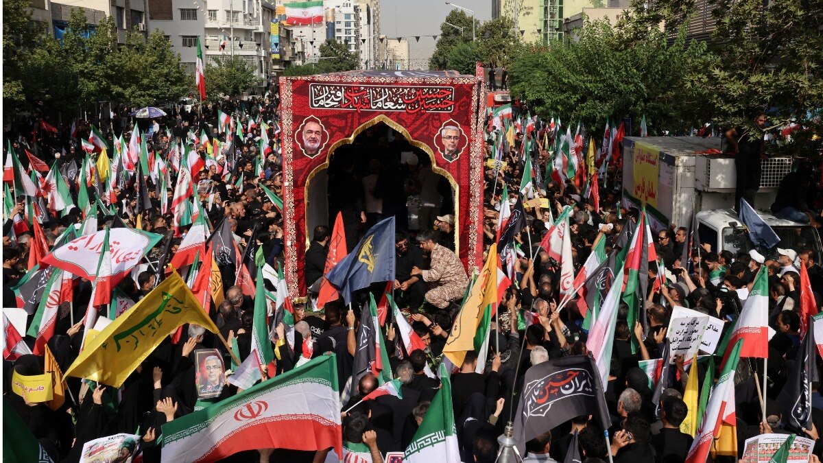 इजरायली हमले में मारे गए ईरानी सैन्य कमांडरों और वैज्ञानिकों का हुआ अंतिम संस्कार, श्रद्धांजलि देने उमड़ी लाखों की भीड़