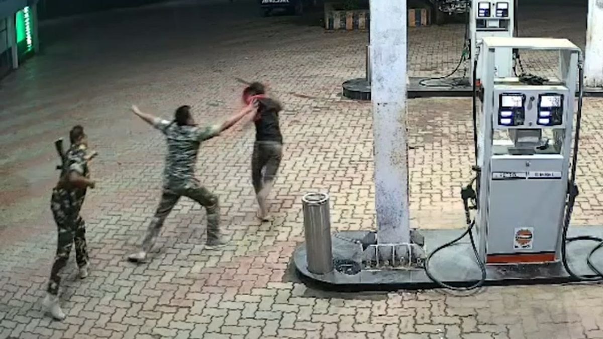 पुलिस को धक्का देकर भाग गया आरोपी. (Screengrab)