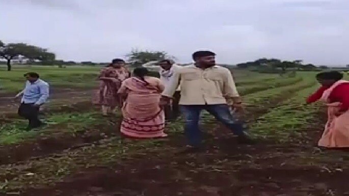जमीन विवाद में दो पक्षों के बीच संघर्ष