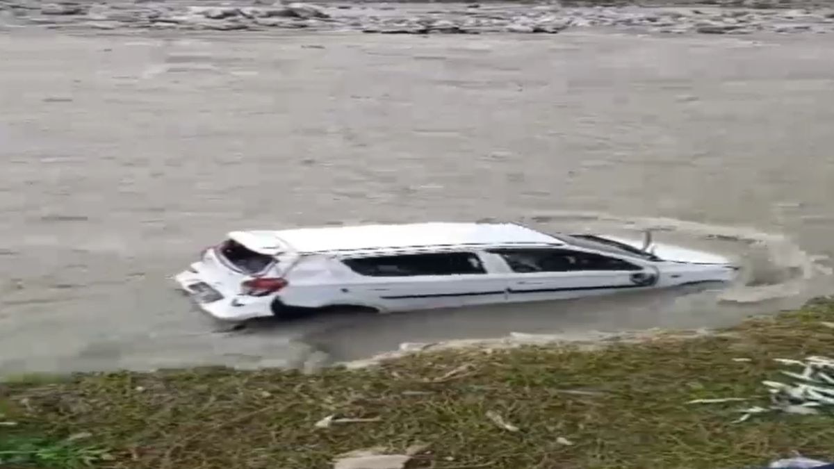नदी में गिरी कार. (Screengrab)