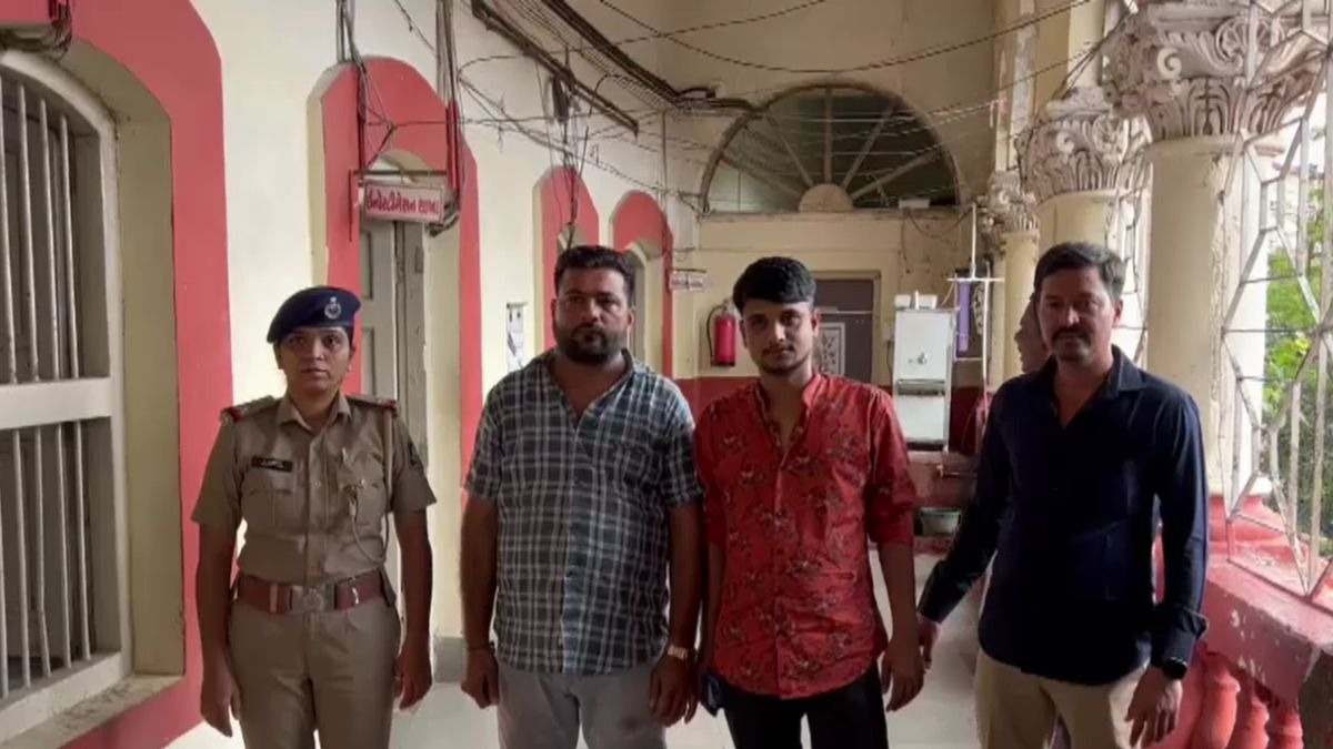 पुलिस की गिरफ्त में आरोपी. (Screengrab)
