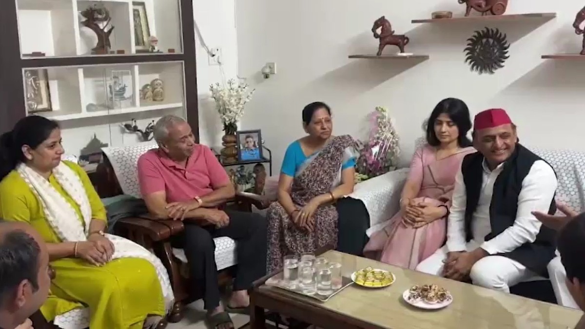 अखिलेश और डिंपल यादव शुभांशु शुक्ला के घर पहुंचे